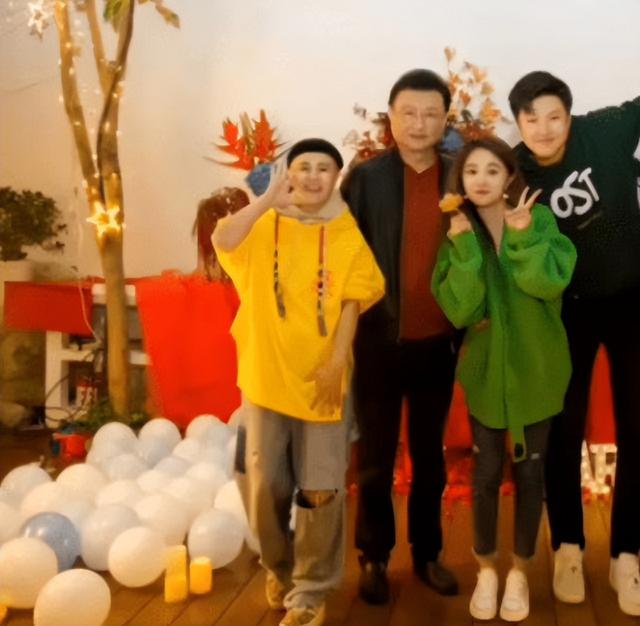 58 岁金龟子生日,老公王宁罕见出镜,夫妻穿搭风格看起来像隔辈