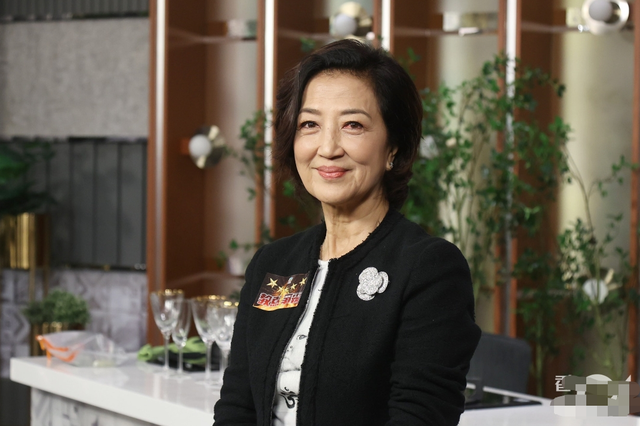 73岁“香港公主”曝近况,满头黑发风韵犹存,晒百万元包自认富裕