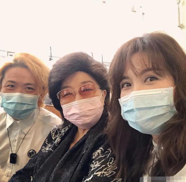 71岁徐小凤现身，戴口罩与好友聚餐，十分开心