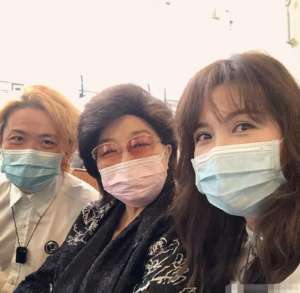 徐小凤现状(71岁徐小凤现身，戴口罩与好友聚餐，十分开心)