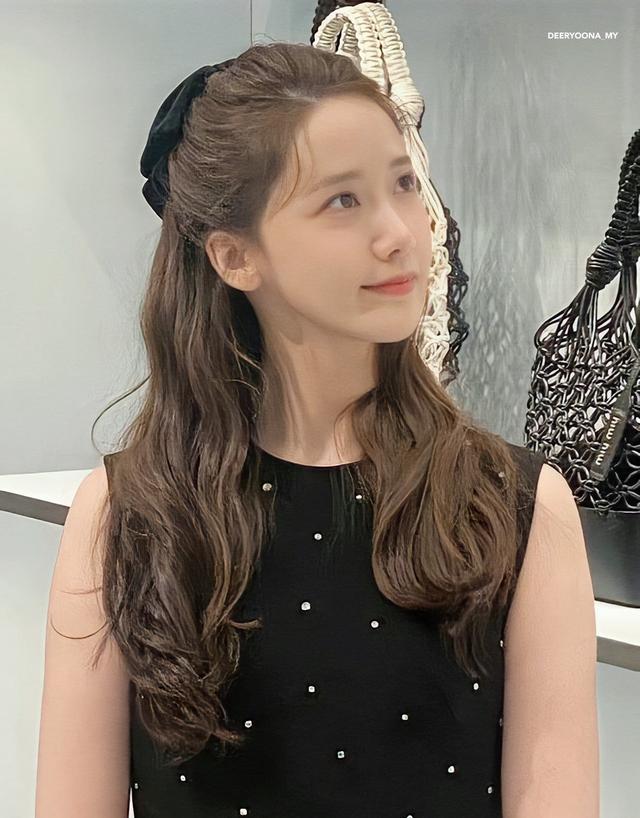 少女时代允儿乖巧的模样，波浪卷发精致容颜，难道允儿不会变老？