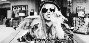 艳母h(消失10年的叛逆少女，艾薇儿盛装闪耀回归造型性感好似“艳母”)