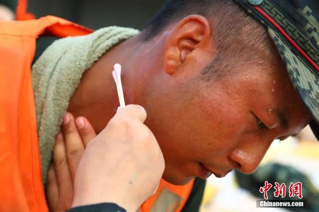 他们的“勋章”让人太心疼！幸好“应援团”来了