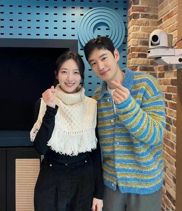 《模范出租车3》即将开拍，李帝勋表艺珍合照更新，也太好嗑了吧