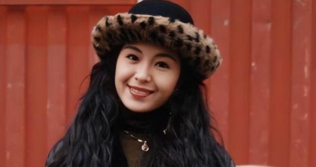 1990年，21岁伍咏薇嫁给52岁富豪翁江培，13天后丈夫离开人世