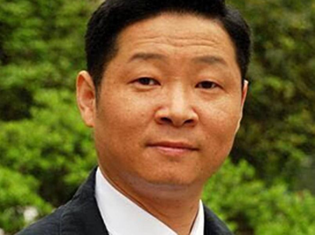 55岁赵亮现状:带模特老婆深山养鸡16年,俩儿子像谁一目了然