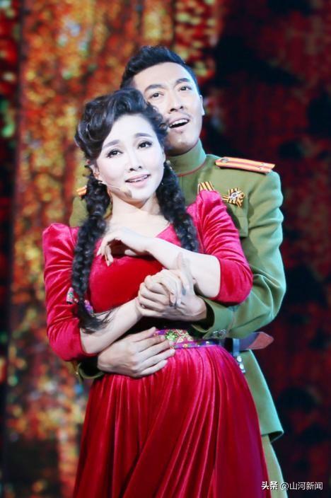 她是军旅歌唱家，身材丰满被称“中年杀手”，今转身成北电教授！