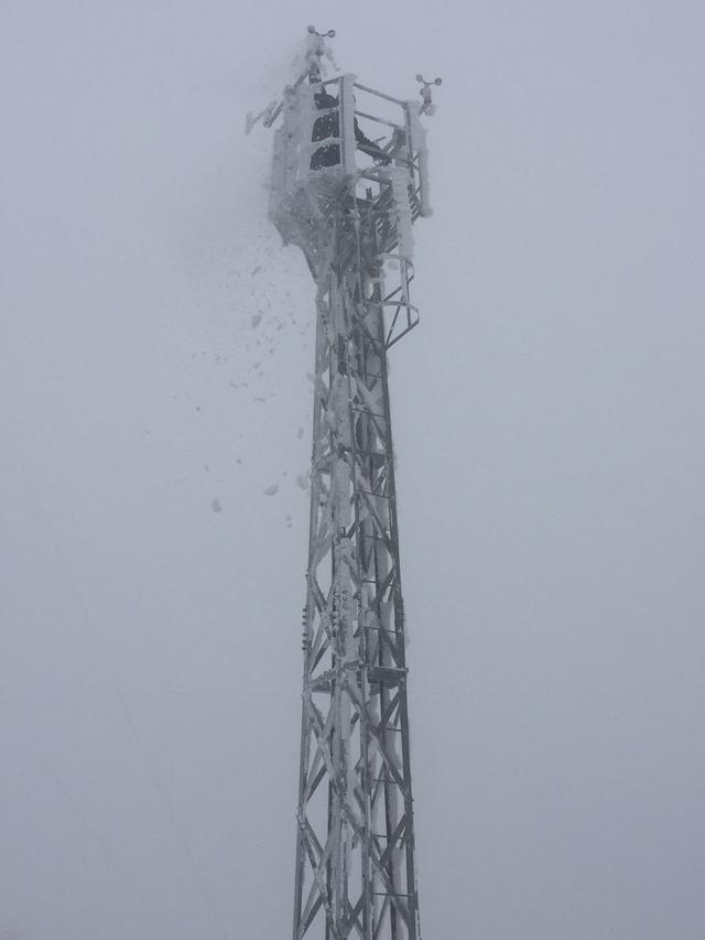 「风雪中的气象工作者」当气象设备冻成冰雕……