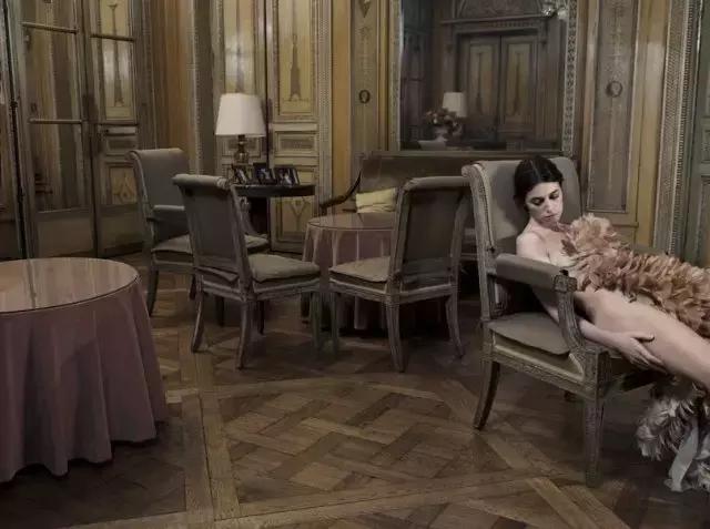 她是《不安分的姑娘》里的小可爱,也是暴力疯狂的“女性瘾者”