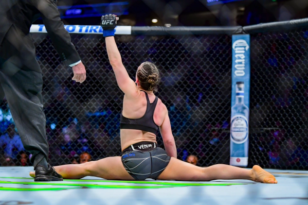 艳舞女郎杀进UFC凶悍绞杀对手！几周前还在脱衣舞俱乐部工作