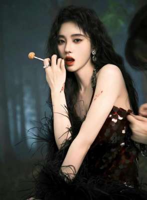 吸血鬼美女(鞠婧祎吸血鬼造型太绝了妩媚把黑夜占据，鞠姐的妆造果然值得期待)