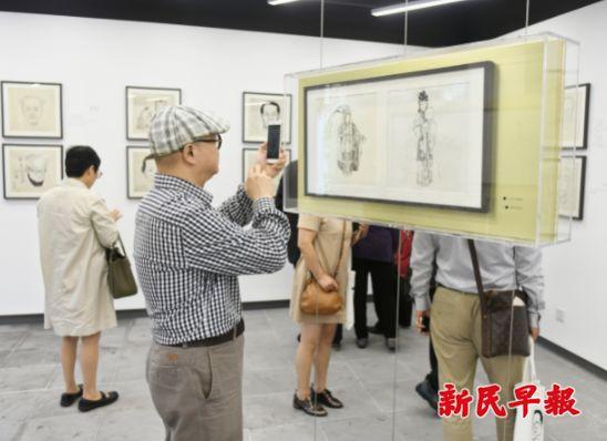 1个弹孔，见证了一段历史；400件雨衣，映衬出城市温情