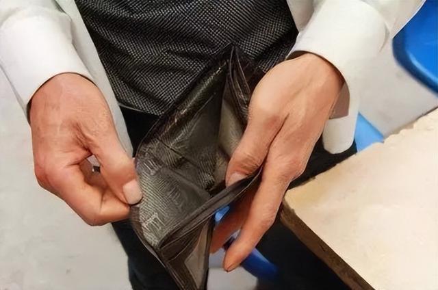 2002年矿王瞒报81人矿难获刑20年,却只住了4年出狱,继续当富豪