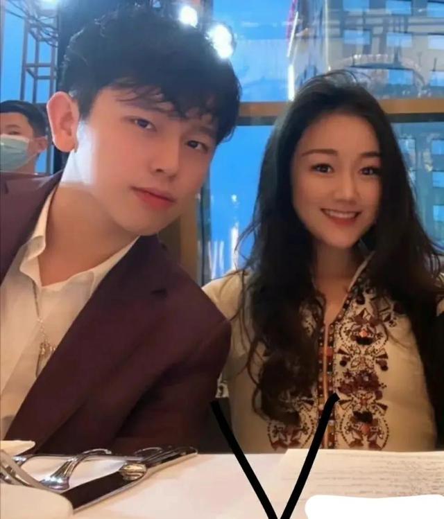 名媛舞会上的中国名媛：袁九儿与陈凯歌儿子传绯闻，余晚晚赚1亿