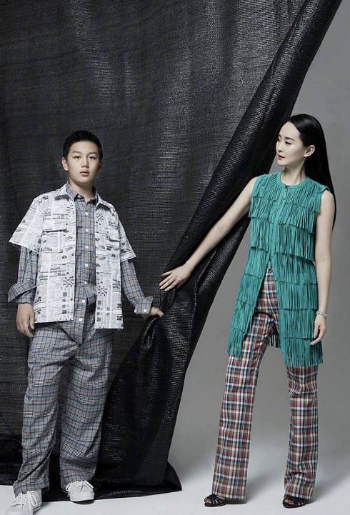 王艳带儿子拍时尚大片！12岁球球身高赶超妈妈，穿成衣时尚感爆棚