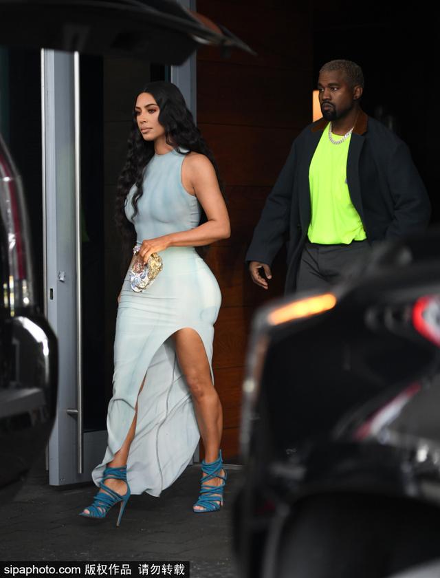 金·卡戴珊穿开叉紧身裙 巨臀纤腰性感诱人！