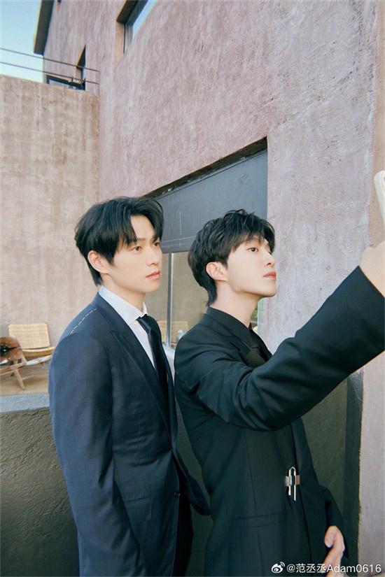 显眼包line！范丞丞魏大勋穿黑西装跳舞帅气十足