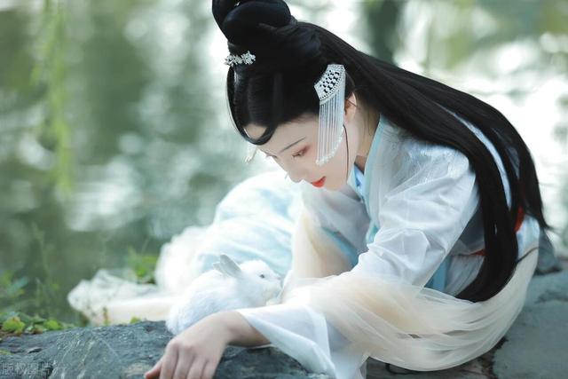 白娘子与许仙故事的早期版本,充满情欲与血腥