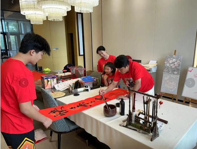 王楠坐私人飞机回海南，老婆孩子挑水果，郭斌连摩托都舍不得下