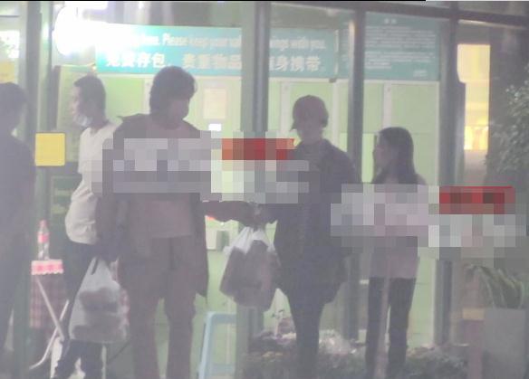 夏雨一家三口逛超市,43岁袁泉的美腿绝了,结账暴露家庭地位