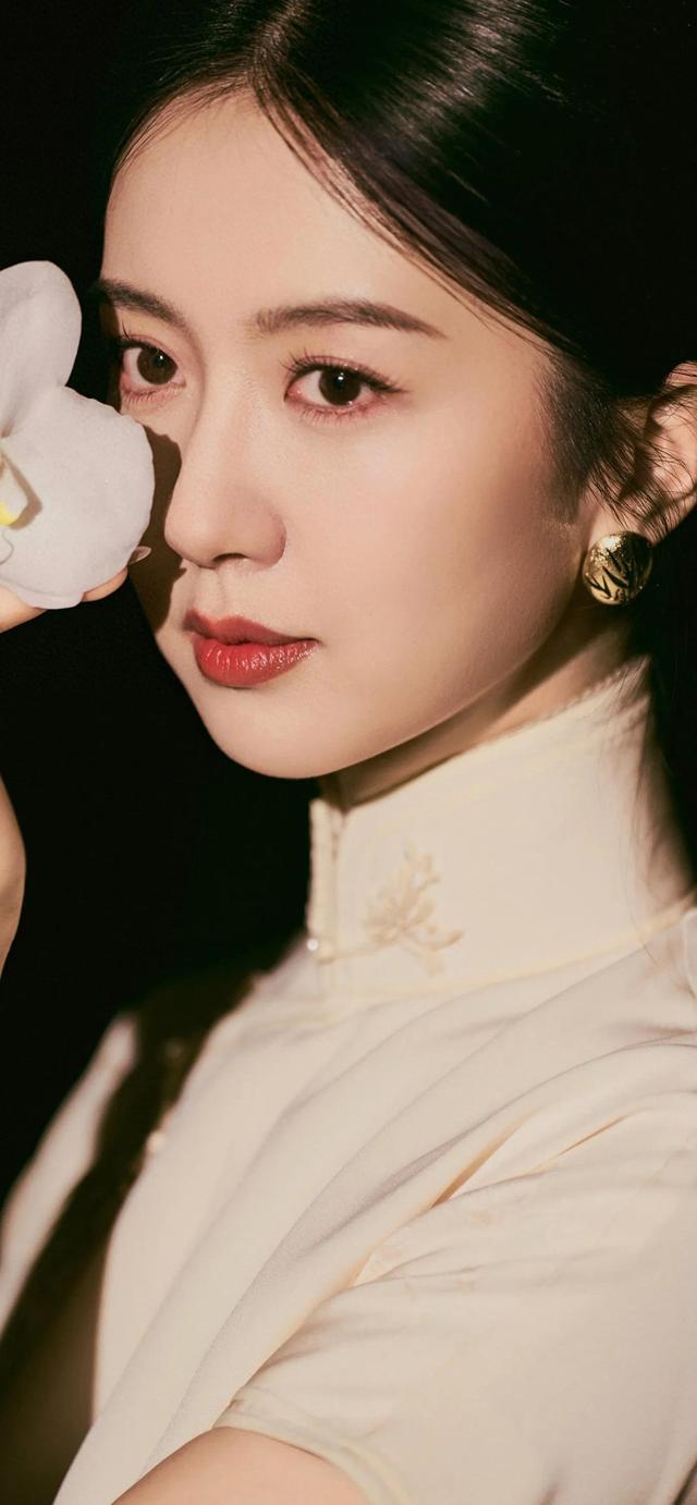 ​美女系列壁纸第4224期—一袭白色旗袍的许龄月