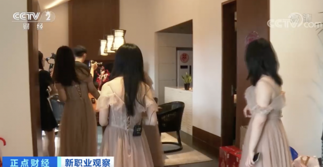 一天能赚2000？职业伴郎伴娘火了，靠谱吗？