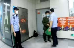 王鹏轩(壹现场丨返京老人迷失地铁 民警半夜驱车送回家)