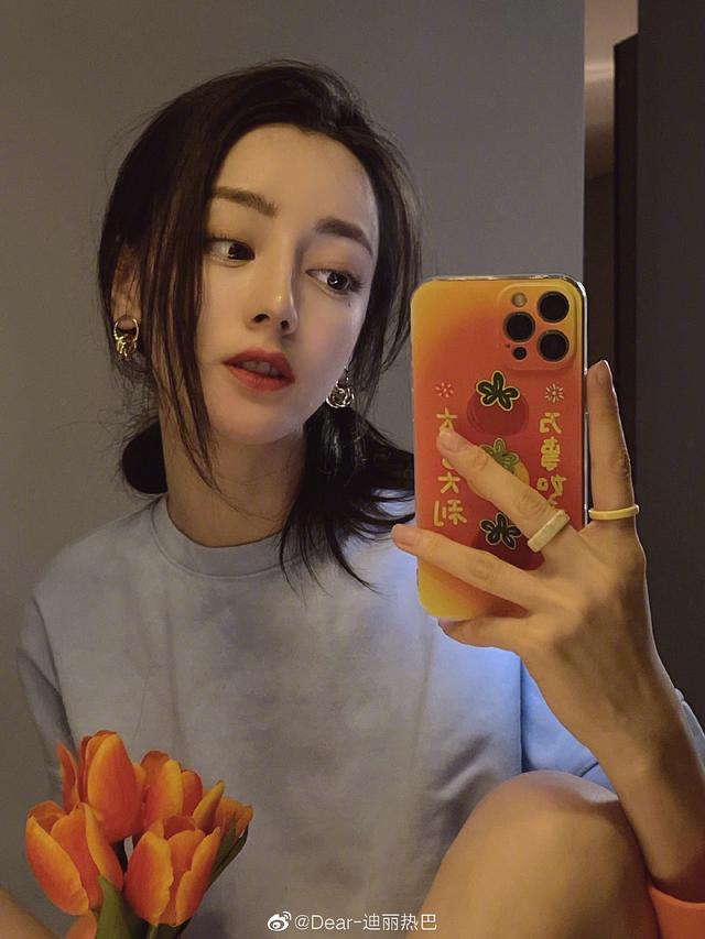 和经纪人合作20年，作为公司第三大股东，杨幂被曝即将离开嘉行