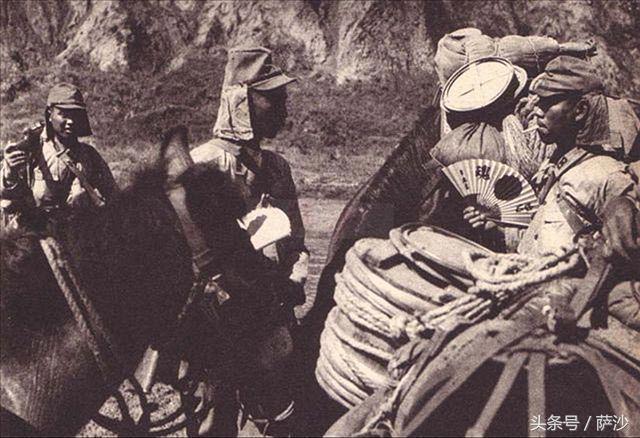 日本鬼子脑袋后面两片布是什么东东?日军独有的屁帘