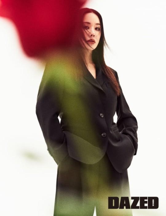 韩国女艺人严正花最新杂志写真曝光