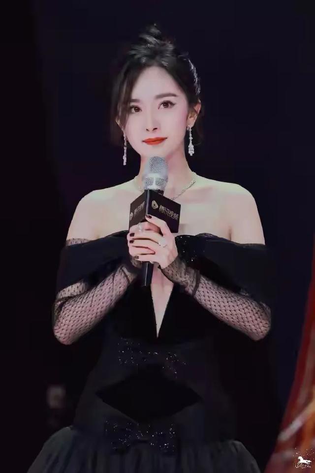 杨幂 黑色的诱惑 大秀事业线！肤白貌美魔鬼身材性感火辣 让我心动