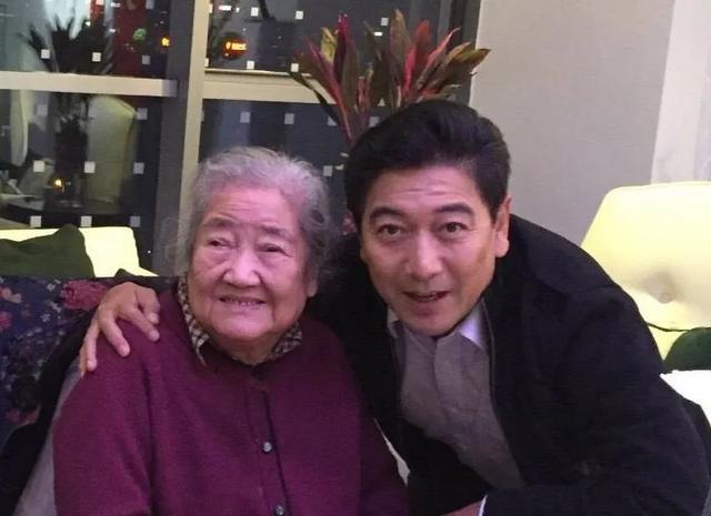 抛弃妻子另娶小13岁新欢，照顾残障哥哥16年，水均益人品究竟如何