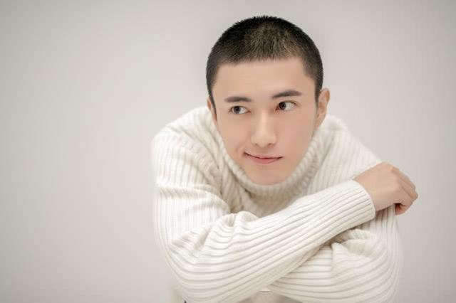 张博涵平头造型清爽有型 白毛衣展现阳光气息