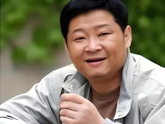 55岁赵亮现状:带模特老婆深山养鸡16年,俩儿子像谁一目了然