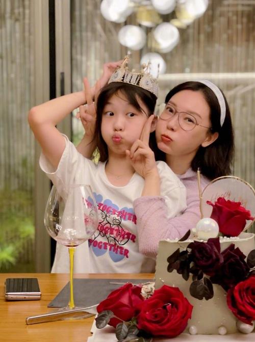 44岁陈数与老公为干女儿庆生，罕秀恩爱力破婚变，为继子选择丁克