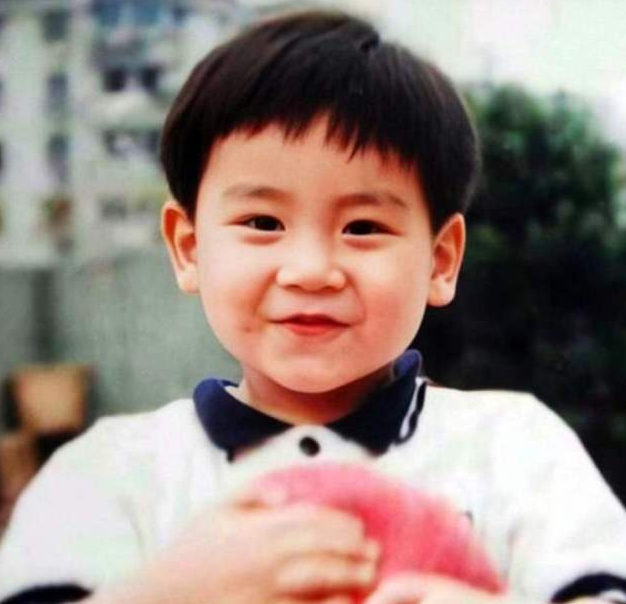 彭于晏：小时候太胖被嘲笑，刚出道背几千万债务，出道18年0黑料