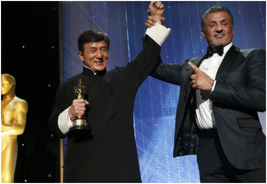 成龙传达龙的传人，而加拿大国籍的谢霆锋，唱黄种人真是“讽刺”