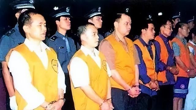 2002年矿王瞒报81人矿难获刑20年,却只住了4年出狱,继续当富豪