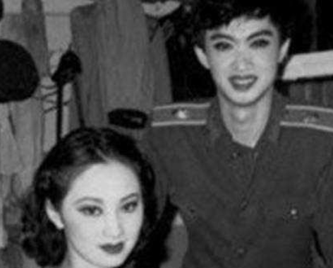 52岁金星重回男儿本色，全身男装素颜走街，网友感慨：太飒了