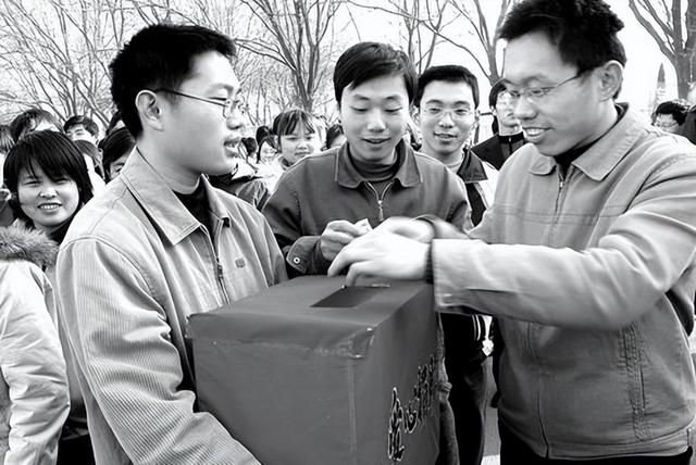 2002年矿王瞒报81人矿难获刑20年,却只住了4年出狱,继续当富豪