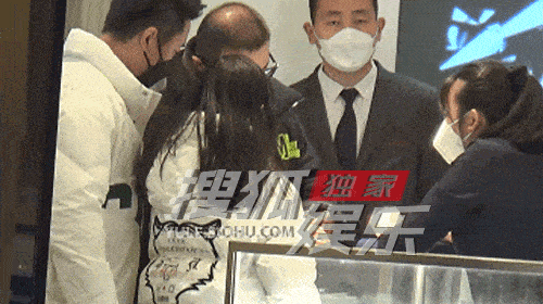 汪峰次女汪璟怡罕露面，贴心挑首饰为章子怡庆生，长相遗传康作如