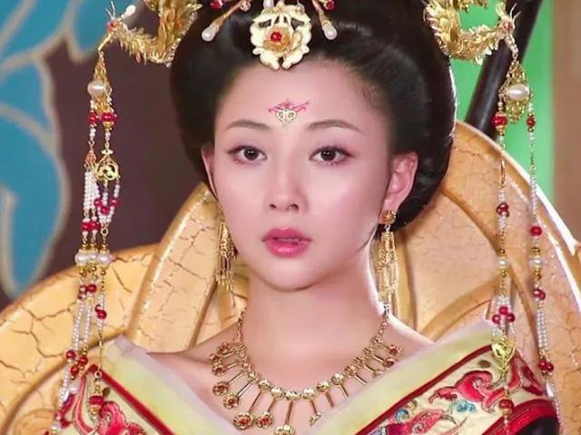 12版杨贵妃，一颦一笑皆风情，谁撑起了唐朝第一美，谁在滥竽充数