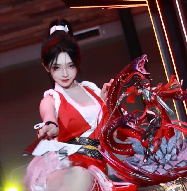 走路摇COS不知火舞，现场挑战小孩，精湛技术看呆众人