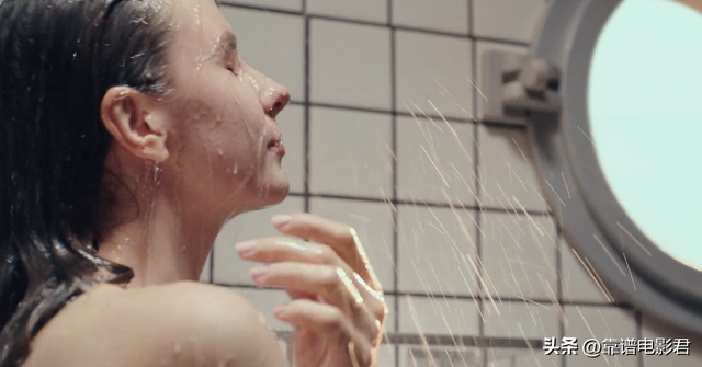 《深海大鱼》首映，90分钟冲上飙升榜第一，女演员身材成最大亮点