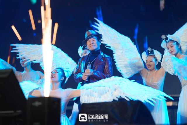 日照群星演唱会！赵传深情演唱《我是一只小小鸟》全场观众跟唱！