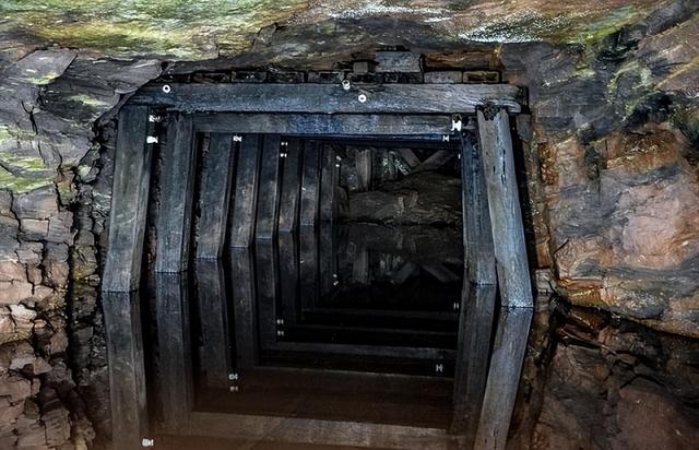 2002年矿王瞒报81人矿难获刑20年,却只住了4年出狱,继续当富豪