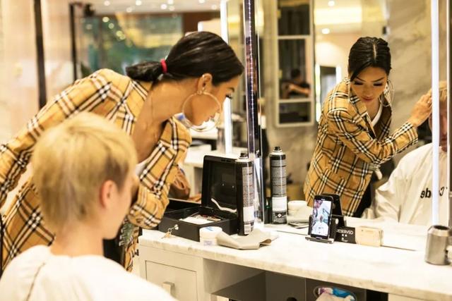 从洗头妹到月入十万的头牌理发师：20万去日本进修，剪一刀680