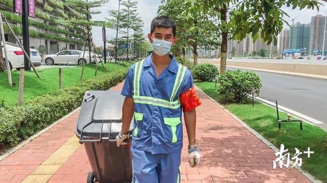 “乘风破浪”的90后环卫小哥，握船桨划出百余个龙舟奖项