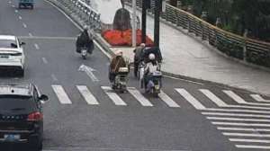 小林老师(桥上推车的姑娘找到了小林老师，你真美)