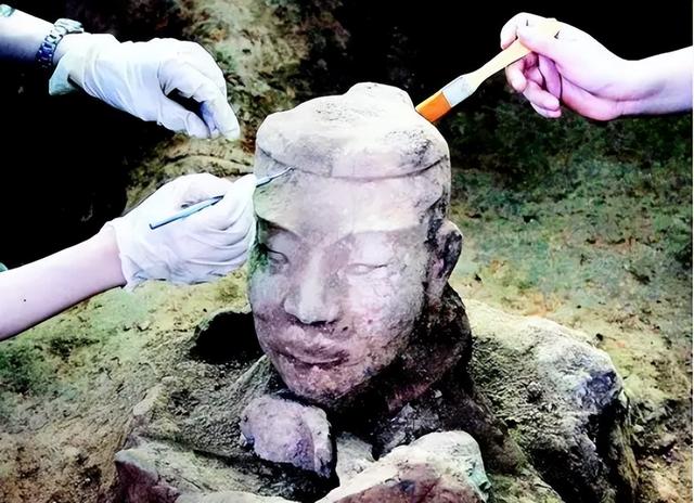 秦始皇兵马俑，是用活人烧制的？这尊裂开的兵马俑，解开了真相